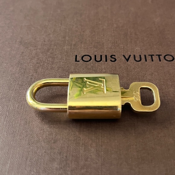 ⭐️SALE⭐️ #306 LOUIS VUITTON Vintage functioning Lock and Key. EUC. - Picture 7 of 8